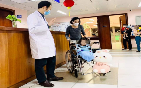 Bé gái 3 tuổi rơi từ tầng 12 chung cư được xuất viện 5/3